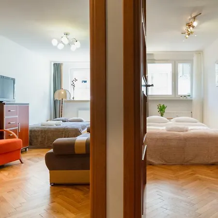 Traditional Starowislna Street Apartment *